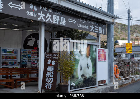 MIYAJIMA, Japan - 04.Februar 2018: Miyajima Rabbit Island Ferry Station mit Vorzeichen in Japan Stockfoto