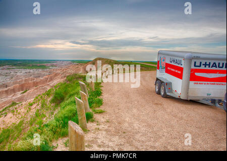 Badlands National Park, South Dakota, USA, 6. Juni 2018: ein uhaul Anhänger ist in einem Bandlands Nationalpark während einer Querfeldein bewegen übersehen. Stockfoto