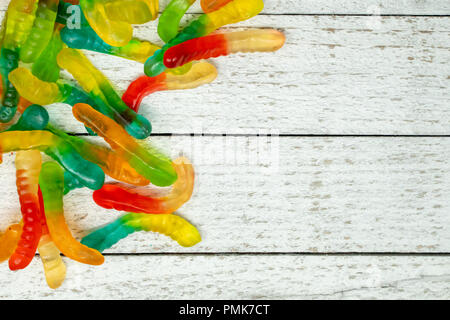 Stapel bunter Gummibärchen Worms auf einem hölzernen Hintergrund Stockfoto