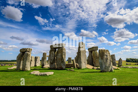 Stonehenge, gegen einen strahlend blauen Himmel mit Wolken Stockfoto