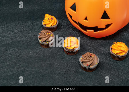 Halloween cupcake Anordnung Hintergrund mit Schokolade Muffins und Jack-o-Lantern Stockfoto