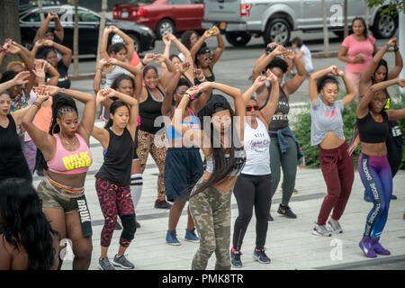 Frauen nehmen an einer freien Klasse durch die Downtown Brooklyn Business Improvement District auf dem öffentlichen Platz der 300 Ashland Ort Entwicklung in Brooklyn in New York organisiert am Samstag, 15. September 2018. (© Richard B. Levine) Stockfoto