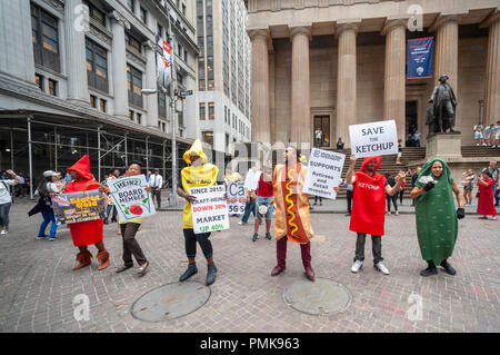 Die demonstranten von Krupa Global Investments gekleidet, wie iconic Ketchup und Senf Flaschen Protest am Mittwoch, September 12, 2018 die Verwaltung der Kraft Heinz Unternehmen durch Berkshire Hathaway und 3G Kapital, die fürchten, dass die Investoren werden das Unternehmen verlassen. Krupa will das Unternehmen, das seinen Anteil Preis drop gesehen hat, eine Reihe von Maßnahmen zu ergreifen, um eine angemessene Rendite für die Anleger zu gewährleisten, auch wenn Kraftpapier Heinz hat private genommen zu werden. KGI besitzt rund 100 Mio. $ von Kraft Heinz lieferbar. (Â© Richard B. Levine) Stockfoto