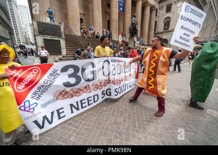 Die demonstranten von Krupa Global Investments gekleidet, wie iconic Ketchup und Senf Flaschen Protest am Mittwoch, September 12, 2018 die Verwaltung der Kraft Heinz Unternehmen durch Berkshire Hathaway und 3G Kapital, die fürchten, dass die Investoren werden das Unternehmen verlassen. Krupa will das Unternehmen, das seinen Anteil Preis drop gesehen hat, eine Reihe von Maßnahmen zu ergreifen, um eine angemessene Rendite für die Anleger zu gewährleisten, auch wenn Kraftpapier Heinz hat private genommen zu werden. KGI besitzt rund 100 Mio. $ von Kraft Heinz lieferbar. (Â© Richard B. Levine) Stockfoto