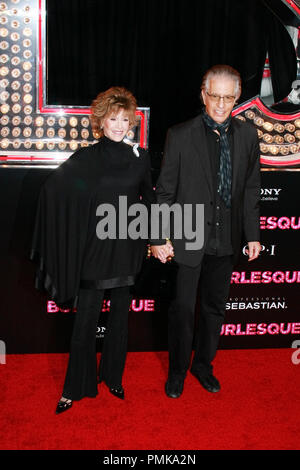 Jane Fonda und Richard Perry bei der Premiere von Screen Gems' "Burlesque". Ankünfte am Grauman's Chinese Theater in Hollywood, CA, November 15, 2010 statt. Foto von Joseph Martinez/PictureLux Datei Referenz # 30704 124 PLX nur für redaktionelle Verwendung - Alle Rechte vorbehalten Stockfoto