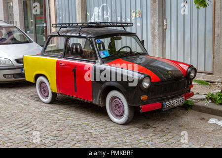 Eine bunte Trabant in der Altstadt von Plovdiv, Bulgarien geparkt. Stockfoto