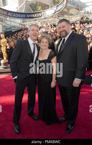 Chris Sanders und Dean DeBlois, Oscar-nominierten für Best Animated Feature Film des Jahres, kommen mit Produzent Bonnie Arnold für die 83. jährlichen Academy Awards im Kodak Theater in Hollywood, CA Februar 27., 2011. Datei Referenz # 30871 020 Nur für den redaktionellen Gebrauch - Alle Rechte vorbehalten Stockfoto