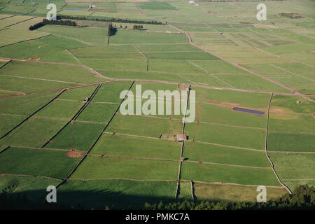 Blick vom Aussichtspunkt an der Serra do Cume auf die Bucht von Praia da Vitória und die flachen Ebenen/Weiden und patchwork Wände. Terceira, Azoren Stockfoto