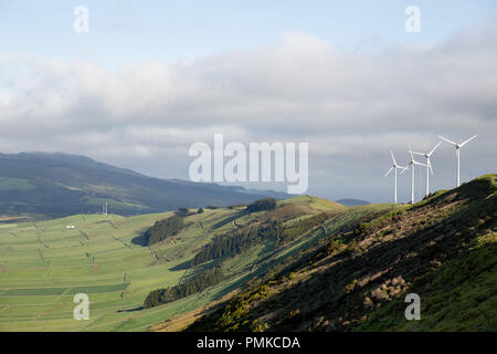 Windenergieanlagen auf einem Bergrücken - Blick vom Aussichtspunkt an der Serra do Cume über die flachen Ebenen/Weiden und patchwork Wände. Terceira, Azoren Stockfoto