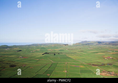 Blick vom Aussichtspunkt an der Serra do Cume auf die Bucht von Praia da Vitória und die flachen Ebenen/Weiden und patchwork Wände. Terceira, Azoren Stockfoto