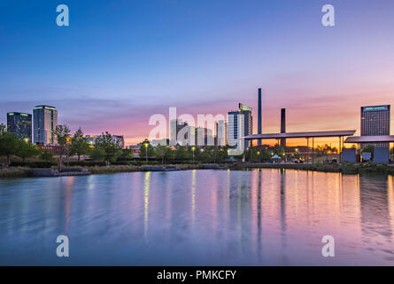 Sonnenaufgang über Birmingham Alabama in Railroad Park. Stockfoto