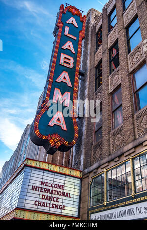 Alabama Theater, Innenstadt von Birmingham Alabama auf der 3. Avenue in Richtung Norden. Stockfoto