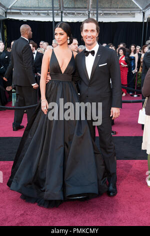 Matthew McConaughey kommt mit Camila Alves für die 83. jährlichen Academy Awards im Kodak Theater in Hollywood, CA Februar 27., 2011. Datei Referenz # 30871 288 Nur für den redaktionellen Gebrauch - Alle Rechte vorbehalten Stockfoto