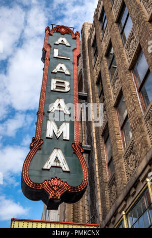 Alabama Theater, Innenstadt von Birmingham Alabama auf der 3. Avenue in Richtung Norden. Stockfoto