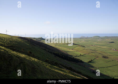 Blick vom Aussichtspunkt an der Serra do Cume auf die Bucht von Praia da Vitória und die flachen Ebenen/Weiden und patchwork Wände. Terceira, Azoren Stockfoto