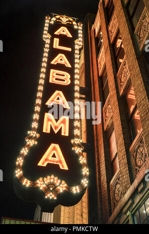 Alabama Theater, Innenstadt von Birmingham Alabama auf der 3. Avenue in Richtung Norden. Stockfoto