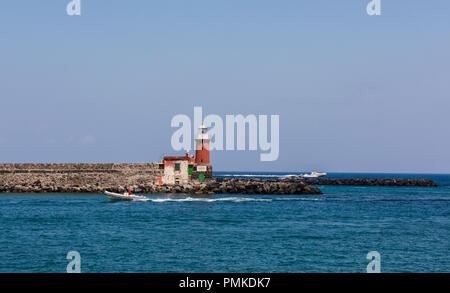 Leuchtturm nur an der Küste von Ischia Porto, Neapel, Italien, Europa Stockfoto