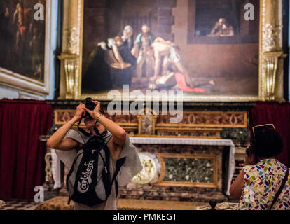 Frau fotografieren, vor dem Hintergrund eines berühmten Caravaggio Gemälde, die Kathedrale von St. John's, Valletta, Malta, Europa Stockfoto