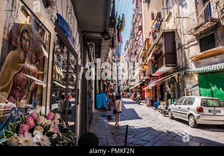 Bunte Nachbarschaft Straße, mit einem Bild der Jungfrau Maria im Vordergrund, Neapel, Italien, Europa Stockfoto