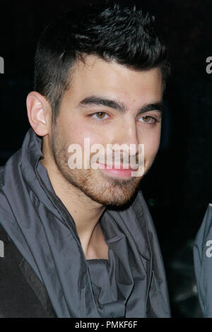 Joe Jonas bei der Premiere von Warner Brothers Pictures' ucker Punch". Ankünfte am Grauman's Chinese Theater in Hollywood, CA, 23. März 2011 abgehalten. Foto von Joe Martinez/PictureLux Stockfoto