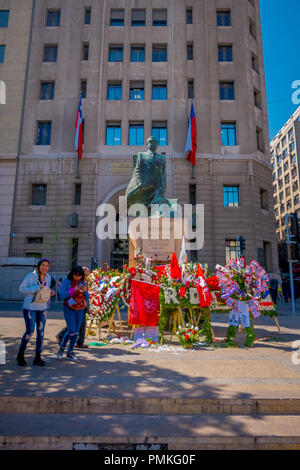 SANTIAGO, CHILE - 13 September, 2018: die Menschen zu Fuß vor dem Denkmal von Salvador Allende Gossens in Santiago de Chile. Er starb während der Bombardierung in den Staatsstreich von 1973 Stockfoto