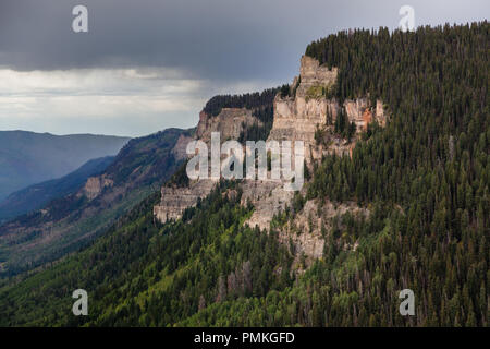 Sedimentären Felsen Wände sind ein reichlich vorhandenes Feature, wo das Colorado Plateau und die felsigen Berge treffen in der nähe von Durango, Co. Stockfoto