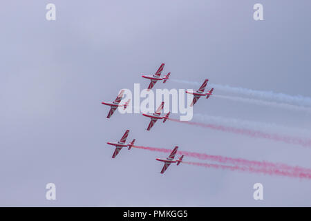 Aerobatic team Flug durchführt, Flugzeuge fliegen in Formation, Air Show Stockfoto