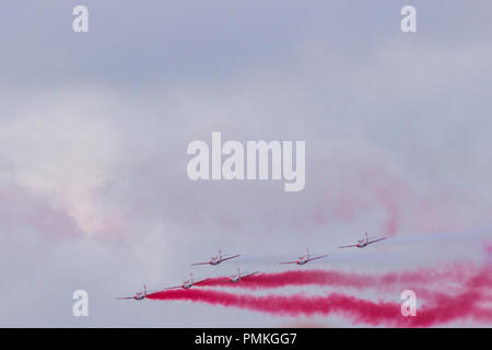 Aerobatic team Flug durchführt, Flugzeuge fliegen in Formation, Air Show Stockfoto