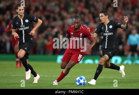 Liverpools Daniel Sturridge (Mitte) beim Kampf um den Ball mit Paris Saint-Germain ist Adrien Rabiot (links) und Angel Di Maria während der UEFA Champions League, Gruppe C Match in Liverpool, Liverpool. Stockfoto