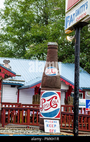 Fett ist Smitty Burger Joint in Port Townsend, Washington State USA mit skurrilen Schnitzereien, vorne Stockfoto