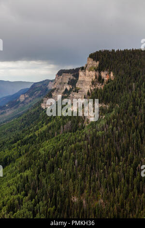 Sedimentären Felsen Wände sind ein reichlich vorhandenes Feature, wo das Colorado Plateau und die felsigen Berge treffen in der nähe von Durango, Co. Stockfoto