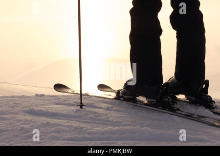 Skifahrer auf der Piste mit Bergen im Hintergrund Stockfoto