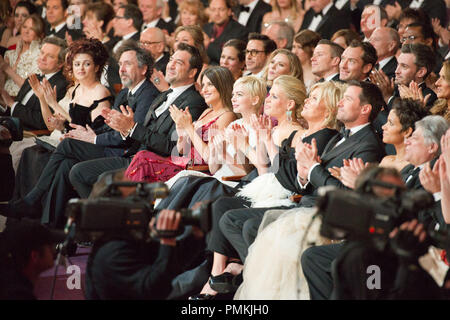 Colin Firth, Oscar-nominiert für die Leistung durch einen Schauspieler in einer Hauptrolle, Helena Bonham Carter, Oscar-nominiert für die Leistung von einer Schauspielerin in einer Nebenrolle, Tim Burton, Javier Bardem, Oscar-nominiert für die Leistung durch einen Schauspieler in einer Hauptrolle, Penelope Cruz, Michelle Williams, Oscar-nominiert für die Leistung von einer Schauspielerin in einer Hauptrolle, Busy Philipps, Deborra-Lee Furness, Hugh Jackman, Halle Berry an der live ABC TV-Sendung des 83. jährlichen Academy Awards aus dem Kodak Theater in Hollywood, CA Sonntag, 27 Februar, 2011. Datei Referenz # 30871 364 Für bearbeiten Stockfoto