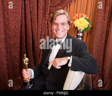 Nach dem Gewinn des Oscar für Adaptiertes Drehbuch für Arbeiten zum Thema "Das soziale Netz, Aaron Sorkin wirft Backstage für die Medien während der Live-ABC Television Network des 83. jährlichen Academy Awards aus dem Kodak Theater in Hollywood, CA Sonntag, 27 Februar, 2011 ausgestrahlt. Datei Referenz # 30871 386 Nur für den redaktionellen Gebrauch - Alle Rechte vorbehalten Stockfoto