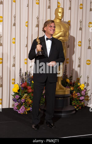 Nach dem Gewinn des Oscar für Adaptiertes Drehbuch für Arbeiten zum Thema "Das soziale Netz", Aaron Sorkin wirft Backstage für die Medien während der Live-ABC Television Network des 83. jährlichen Academy Awards aus dem Kodak Theater in Hollywood, CA Sonntag, 27 Februar, 2011 ausgestrahlt. Datei Referenz # 30871 468 Nur für den redaktionellen Gebrauch - Alle Rechte vorbehalten Stockfoto