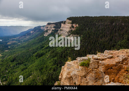 Sedimentären Felsen Wände sind ein reichlich vorhandenes Feature, wo das Colorado Plateau und die felsigen Berge treffen in der nähe von Durango, Co. Stockfoto