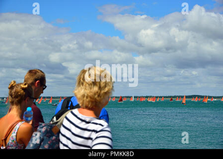 Rückansicht der Zuschauer, die Flotte von 100 Squibs racing in den Solent während Lendy Cowes Week (2018), Cowes, Isle of Wight, Großbritannien Stockfoto