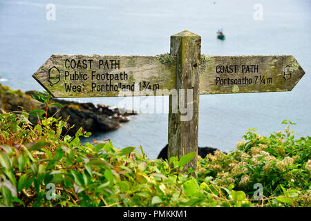 Coast Path hölzernen Wegweiser außerhalb des Dorf Eglinton auf der Roseland Halbinsel, Cornwall, South West England, Großbritannien Stockfoto