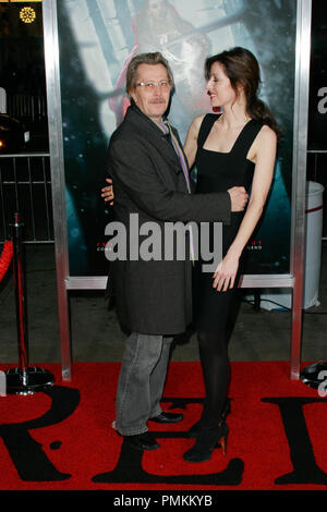 Gary Oldman und Donya Fiorentino bei der Premiere von Warner Brothers Pictures' 'Red Riding Hood'. Ankünfte am Mann's Chinese Theater in Hollywood, CA, 7. März 2011 statt. Foto von Joe Martinez/PictureLux Stockfoto