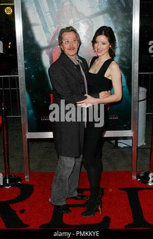 Gary Oldman und Donya Fiorentino bei der Premiere von Warner Brothers Pictures' 'Red Riding Hood'. Ankünfte am Mann's Chinese Theater in Hollywood, CA, 7. März 2011 statt. Foto von Joe Martinez/PictureLux Stockfoto