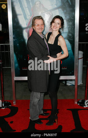 Gary Oldman und Donya Fiorentino bei der Premiere von Warner Brothers Pictures' 'Red Riding Hood'. Ankünfte am Mann's Chinese Theater in Hollywood, CA, 7. März 2011 statt. Foto von Joe Martinez/PictureLux Stockfoto