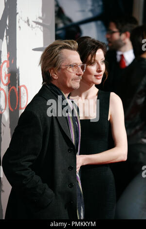 Gary Oldman und Donya Fiorentino bei der Premiere von Warner Brothers Pictures' 'Red Riding Hood'. Ankünfte am Mann's Chinese Theater in Hollywood, CA, 7. März 2011 statt. Foto von Joe Martinez/PictureLux Stockfoto