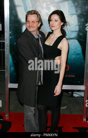 Gary Oldman und Donya Fiorentino bei der Premiere von Warner Brothers Pictures' 'Red Riding Hood'. Ankünfte am Mann's Chinese Theater in Hollywood, CA, 7. März 2011 statt. Foto von Joe Martinez/PictureLux Stockfoto