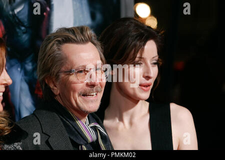 Gary Oldman und Donya Fiorentino bei der Premiere von Warner Brothers Pictures' 'Red Riding Hood'. Ankünfte am Mann's Chinese Theater in Hollywood, CA, 7. März 2011 statt. Foto von Joe Martinez/PictureLux Stockfoto