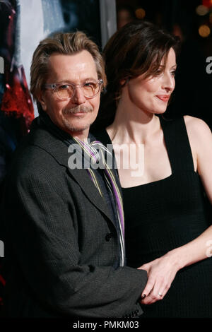 Gary Oldman und Donya Fiorentino bei der Premiere von Warner Brothers Pictures' 'Red Riding Hood'. Ankünfte am Mann's Chinese Theater in Hollywood, CA, 7. März 2011 statt. Foto von Joe Martinez/PictureLux Stockfoto