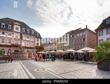 HEIDELBERG, Deutschland - 6. September 2018: Europäische Straße Szene aus Heidelberg, Deutschland mit gepflasterten Straße, Menschen und alte Architektur Stockfoto