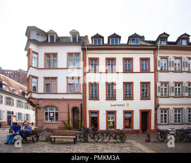 HEIDELBERG, Deutschland - 6. September 2018: Europäische Straße Szene aus Heidelberg, Deutschland mit gepflasterten Straße, Menschen und alte Architektur Stockfoto