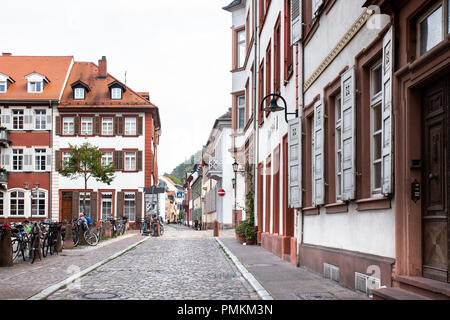 HEIDELBERG, Deutschland - 6. September 2018: Europäische Straße Szene aus Heidelberg, Deutschland mit gepflasterten Straße, Menschen und alte Architektur Stockfoto