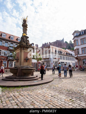 HEIDELBERG, Deutschland - 6. September 2018: Europäische Straße Szene aus Heidelberg, Deutschland mit gepflasterten Straße, Menschen und alte Architektur Stockfoto