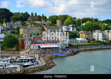 Zuschauer auf der Startlinie vor dem Royal Yacht Squadron während Lendy Cowes Woche Segelregatta, Cowes, Isle of Wight, Großbritannien Stockfoto